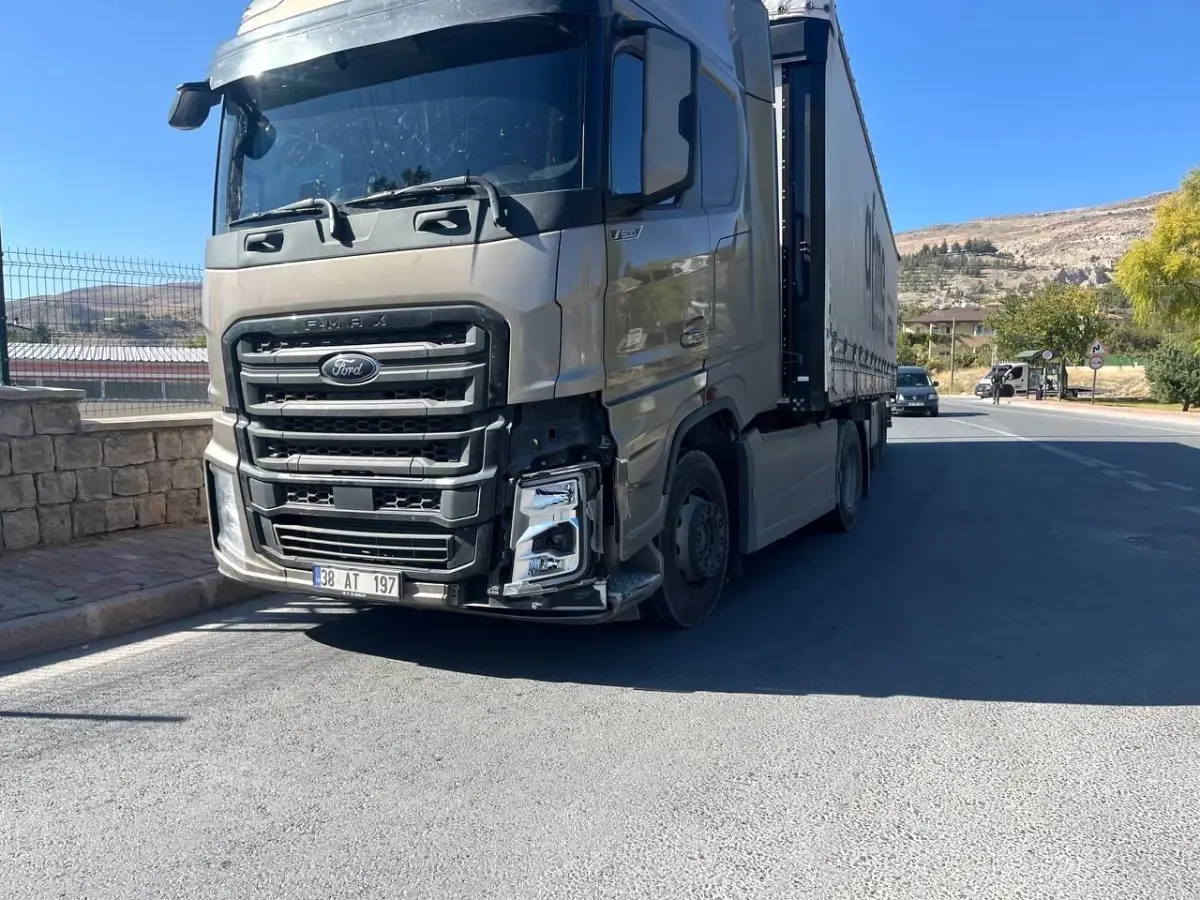 Kayseri’de Otomobil Tırla Çarpıştı: 4 Yaralı