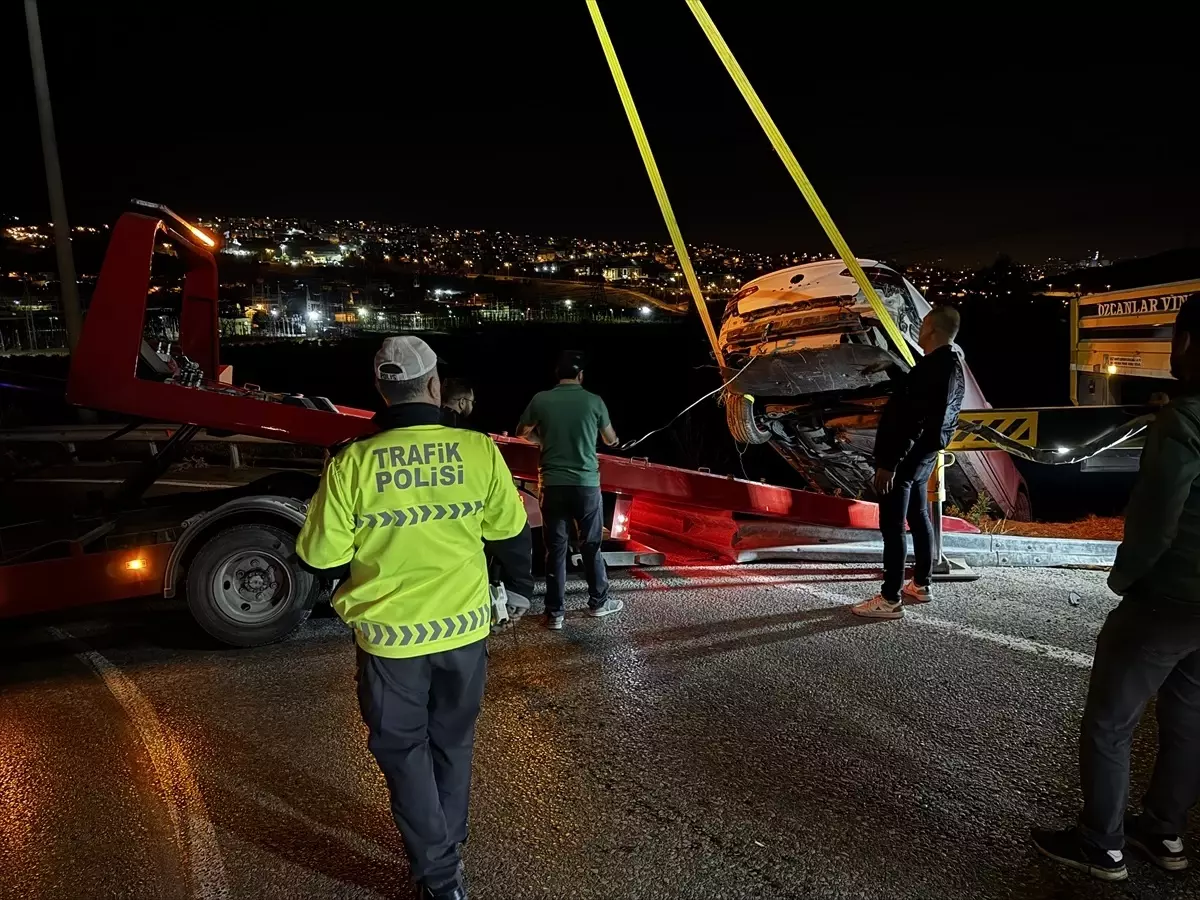 Gaziemir’de Uçurumdan Düşen Araçta Sürücü Yaralandı
