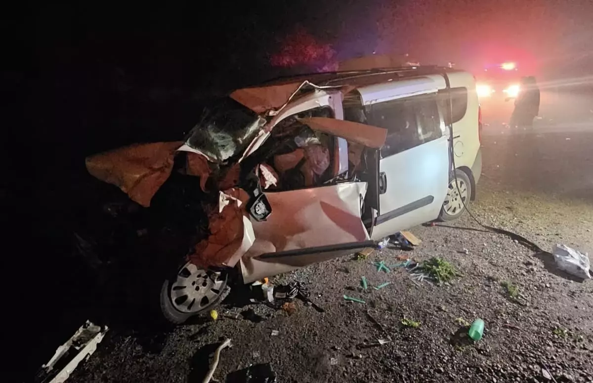 İnegöl’de Tırla Hafif Ticari Araç Çarpıştı
