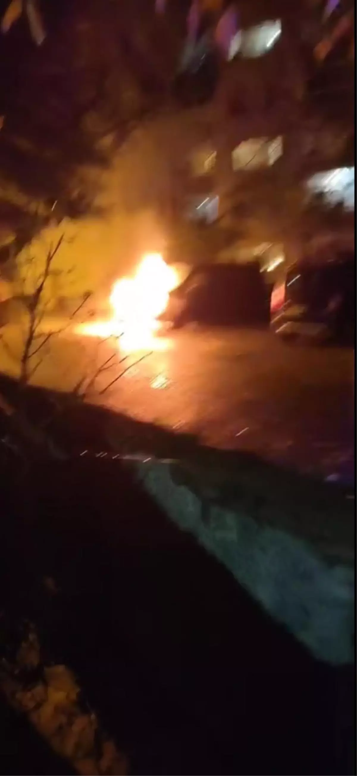 Kartal’da Park Halindeki Kamyonette Yangın Çıktı