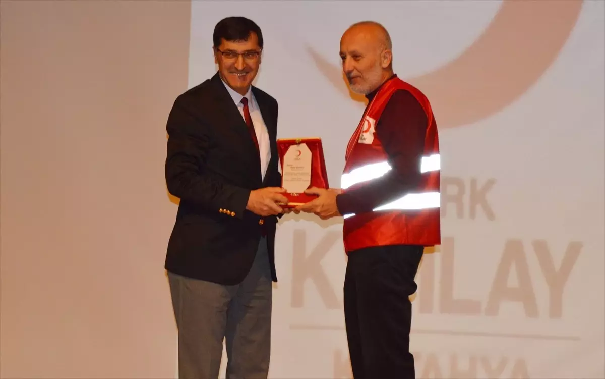 Kütahya’da Kızılay’a Destek Plaketi