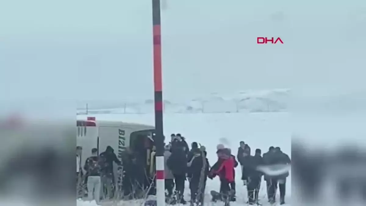 Kars’ta Yolcu Otobüsü Şarampole Yuvarlandı: 23 Yaralı